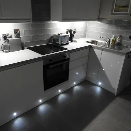 Cheerful 3 Bed In The Heart Of Village בית נופש פת'רד און סי