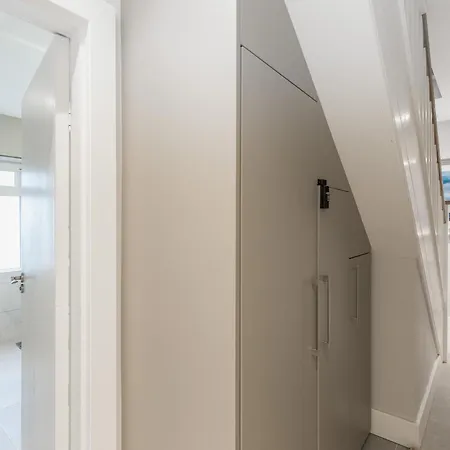 Cheerful 3 Bed In The Heart Of Village *