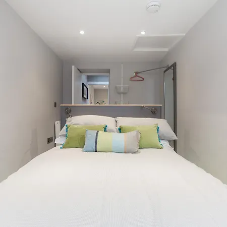 Cheerful 3 Bed In The Heart Of Village בית נופש