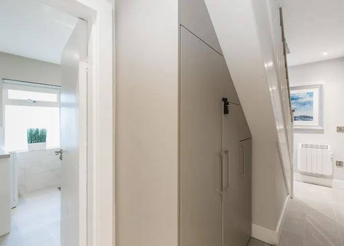 Cheerful 3 Bed In The Heart Of Village *