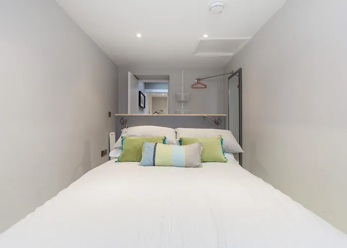 Cheerful 3 Bed In The Heart Of Village Vakantiehuis