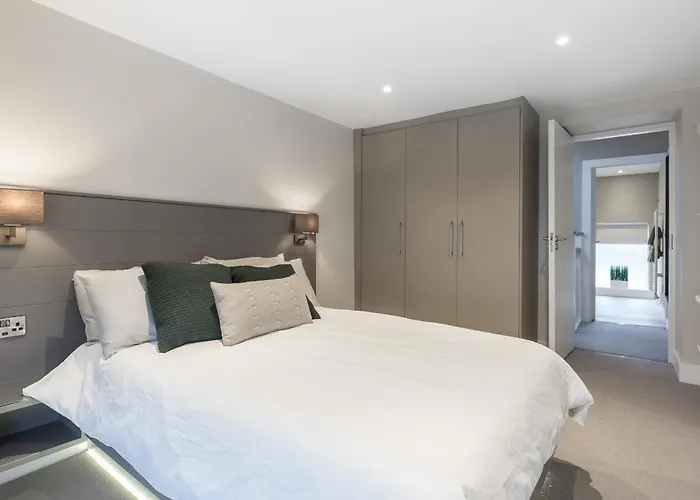 Cheerful 3 Bed In The Heart Of Village Vakantiehuis *