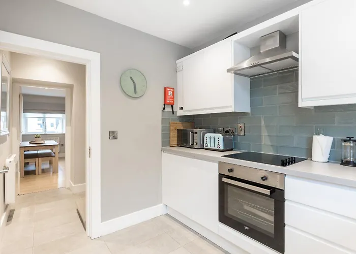 Vakantiehuis Cheerful 3 Bed In The Heart Of Village *