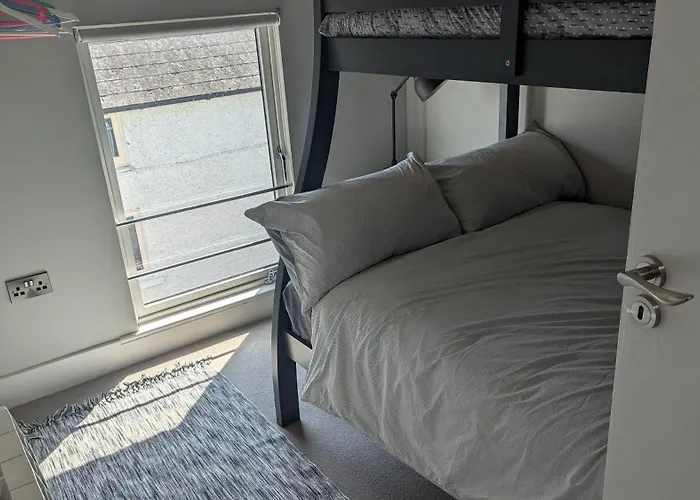 Cheerful 3 Bed In The Heart Of Village Vakantiehuis *